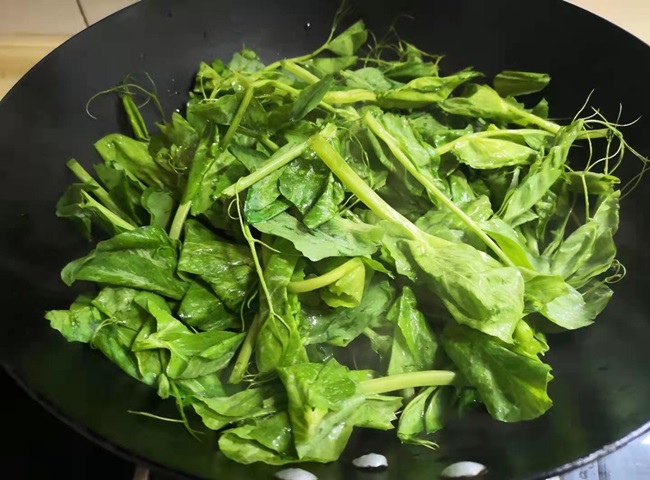 Ngọn đậu Hà Lan nấu canh thịt thanh mát, giàu dinh dưỡng