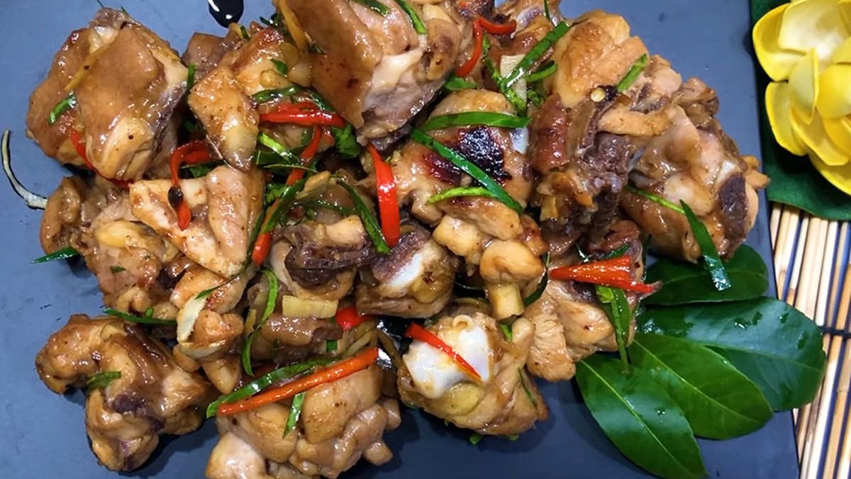 Cách làm gà rang lá chanh thơm ngon, hấp dẫn tại nhà