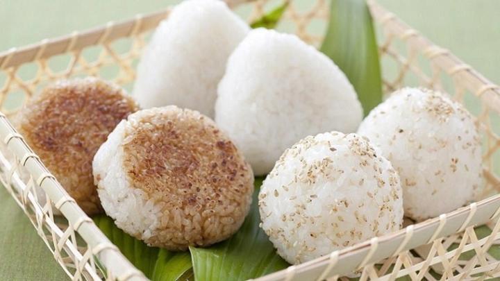 Cơm nắm muối vừng: Món ăn một thời thiếu thốn giờ là quà ý nghĩa - 2sao