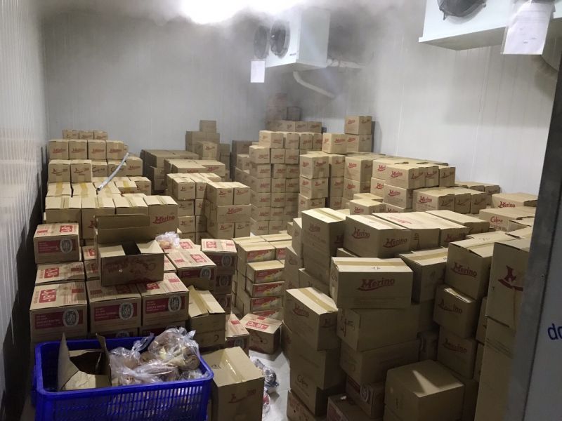Thu giữ gần 2.500 kg thực phẩm đông lạnh không rõ nguồn gốc xuất xứ.